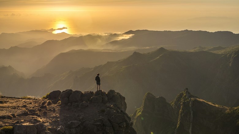 Vista do Pico do Areeiro, na Madeira, ao por do sol