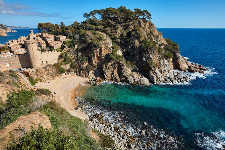 Vista aérea panorâmica da praia Tossa de Mar situada numa costa rochosa da Costa Brava, na Catalunha.