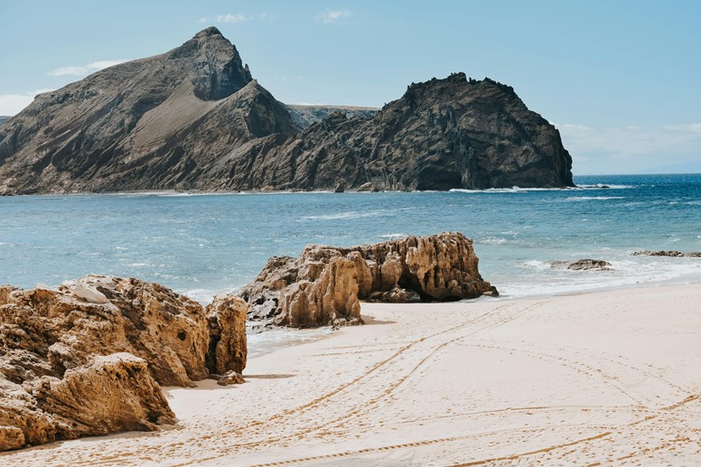 Praia de areia fina e dourada e mar azul-turquesa em Porto Santo, no arquipélago da Madeira