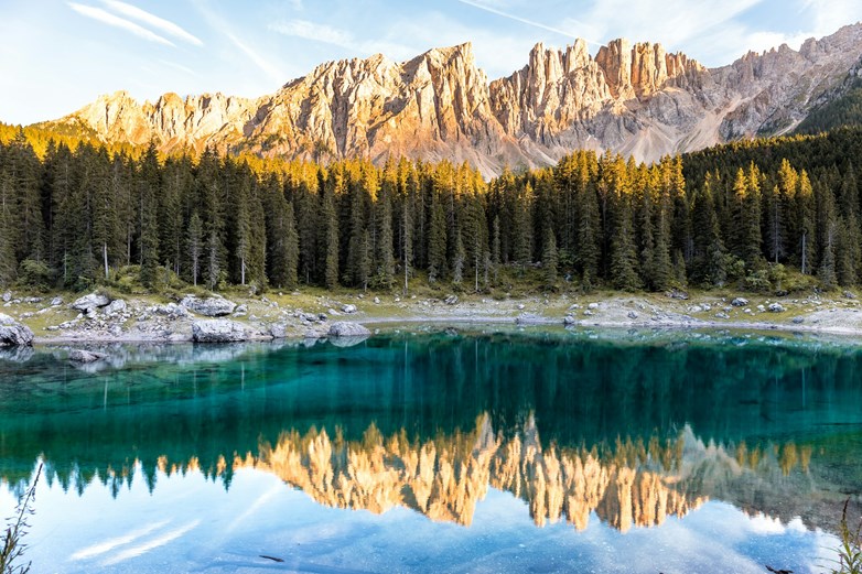 Lago de Carezza, em Nova Levante, Itália