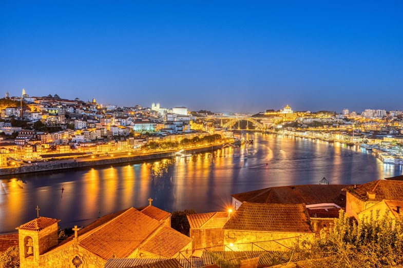 Vista da cidade do Porto, à noite