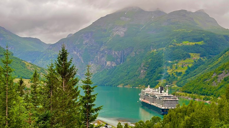 Navio cruzeiro viaja pelos fiordes noruegueses